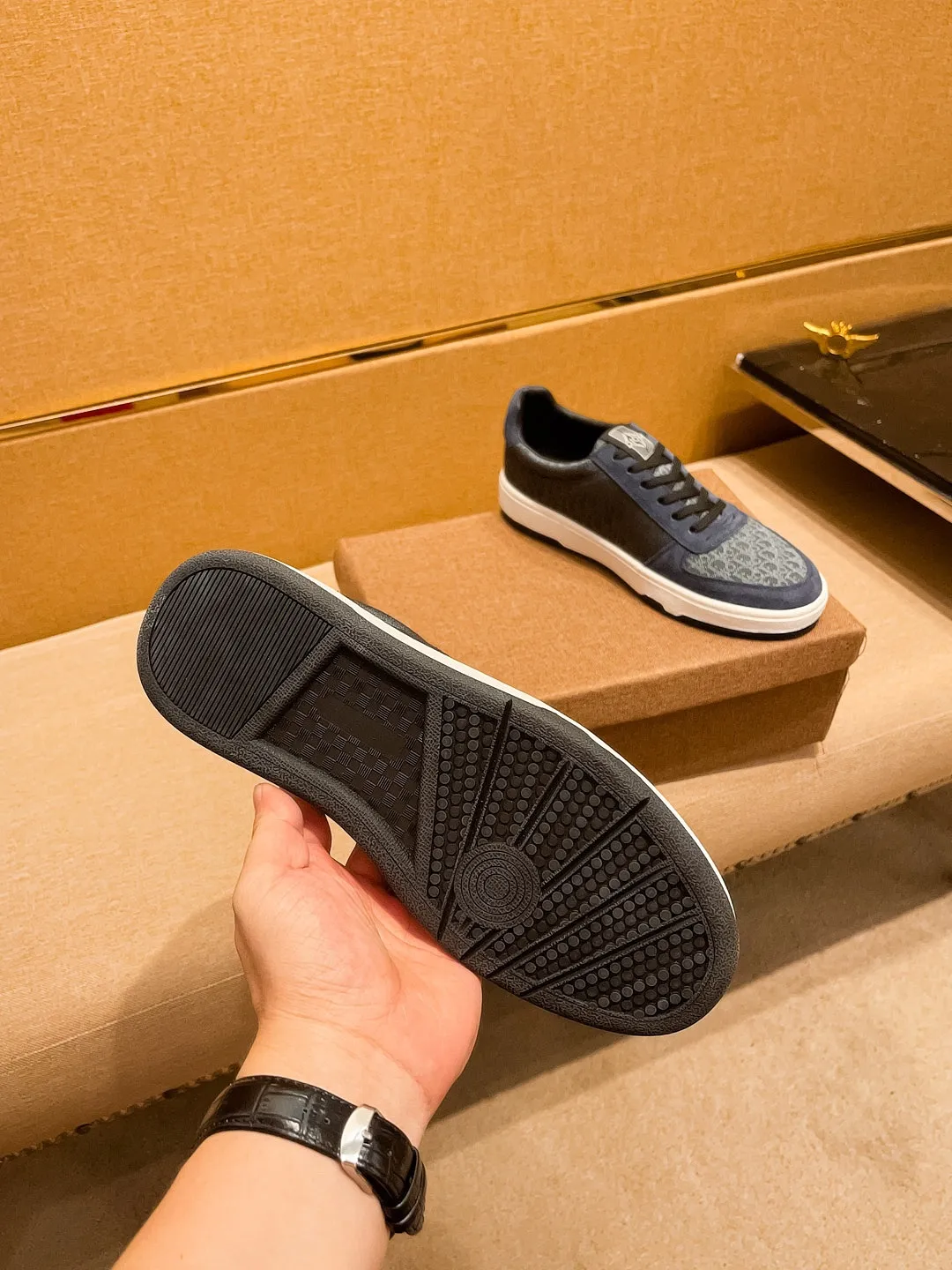 Men's shoes💰 400💰[Dior]🔥 High-end men's shoes brand official website 1:1 latest masterpiece: uppers are made of Italian imported first-layer cowhide with comfortable and breathable lining➕original non-slip and wear-resistant outsole🔥, making walking more convenient and comfortable! An exclusive new model, a stunning work, a beautiful 1:1 replica [color] compared to the official quality! Create a fashionable personality to set off your uniqueness! A must-have for trendy men! Classic 🔥Size: 38-44 Color: 🔥 3⃣️colors available🔥.